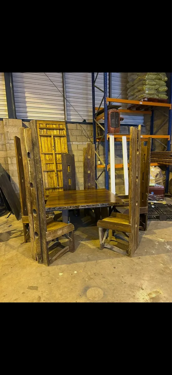Table and chairs - Image 1