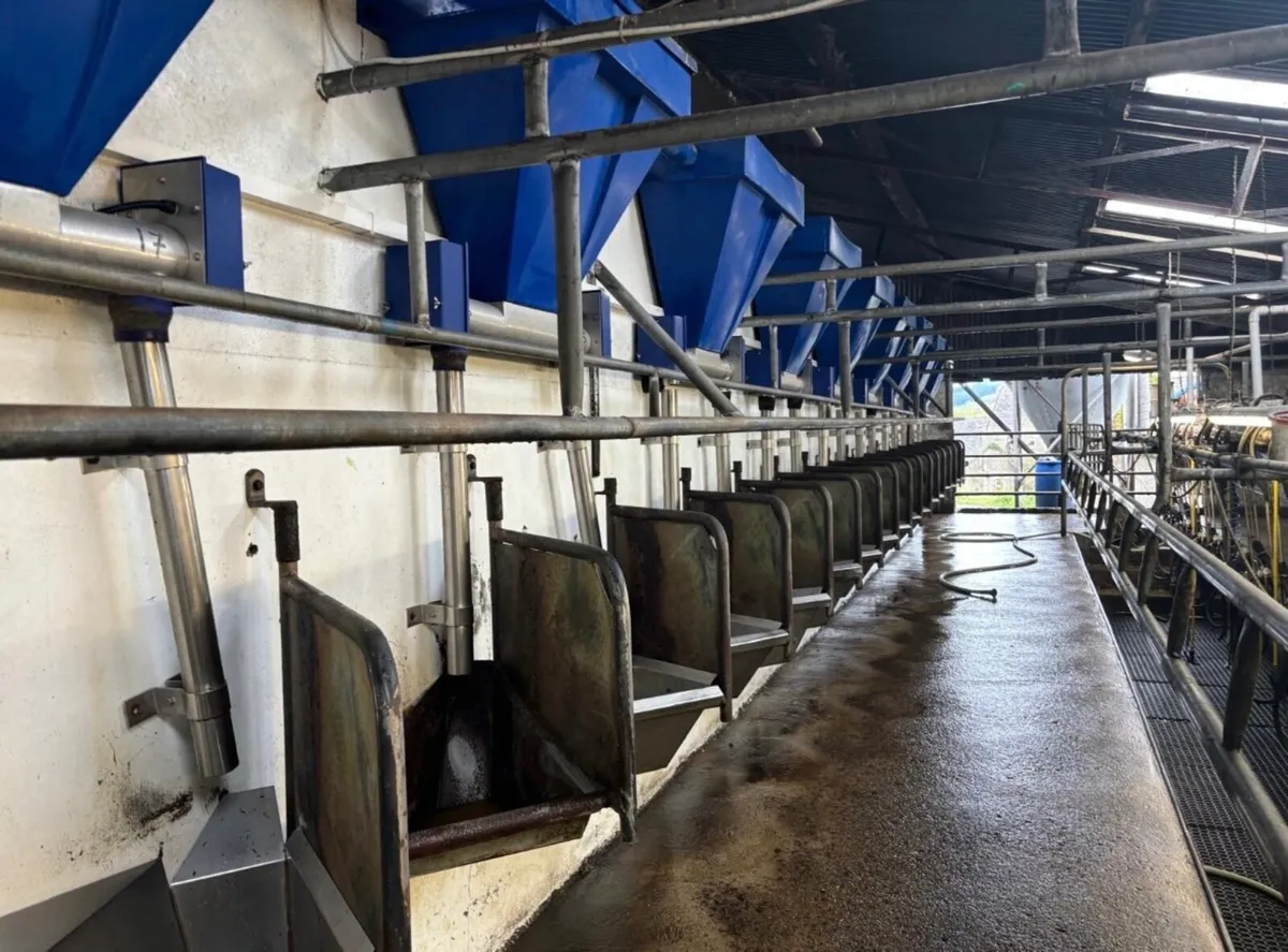 18 unit Dairymaster Milking Parlour - Image 1