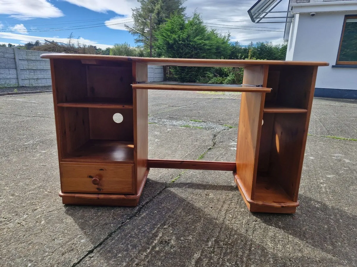Desk. - Image 1