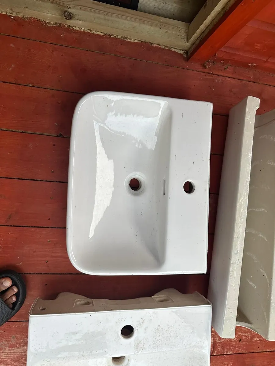 Bathroom Wash Basins with Pedestals (x2 sets) - Image 1