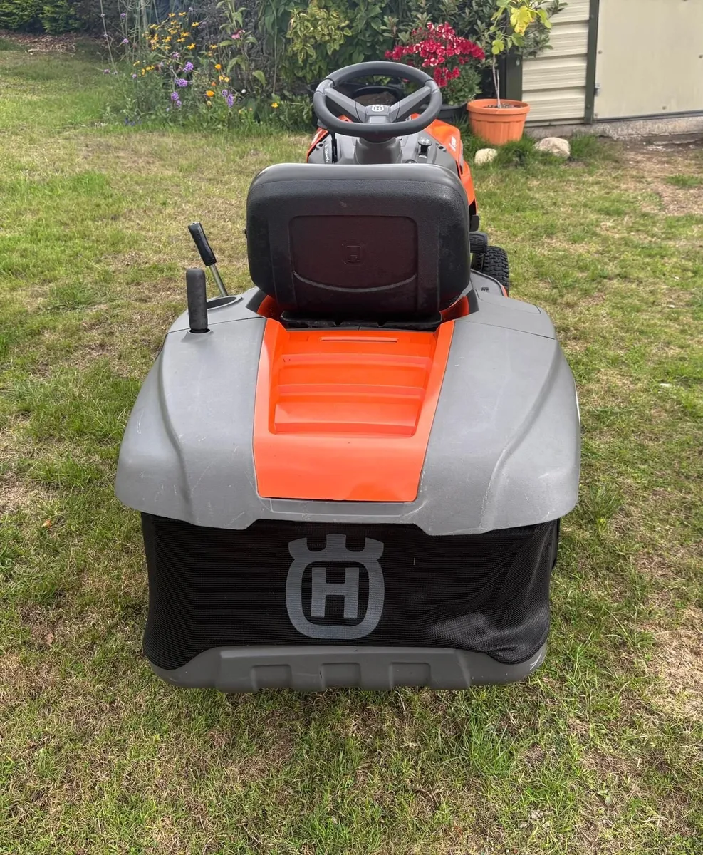 Drive on lawnmower - Image 3