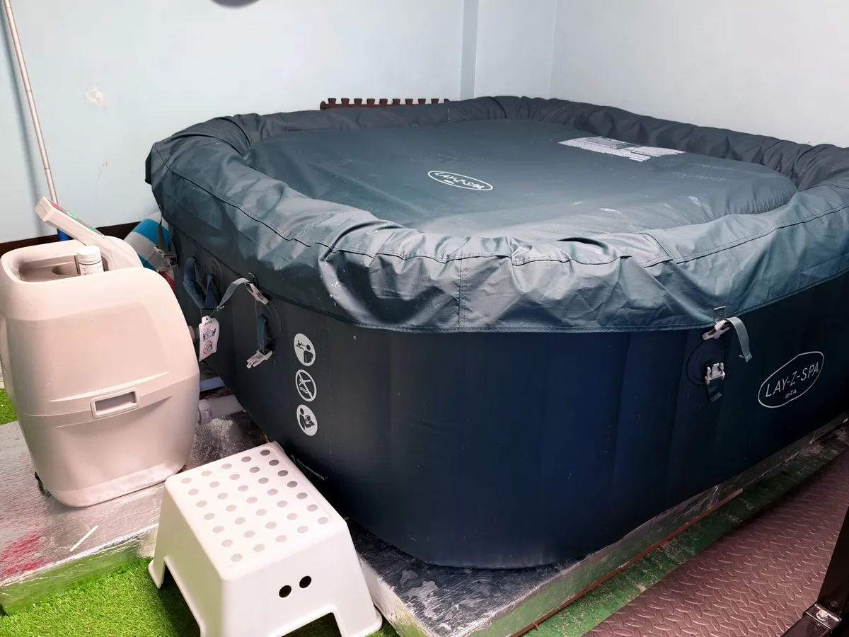 Lay z spa hot tub - Image 3