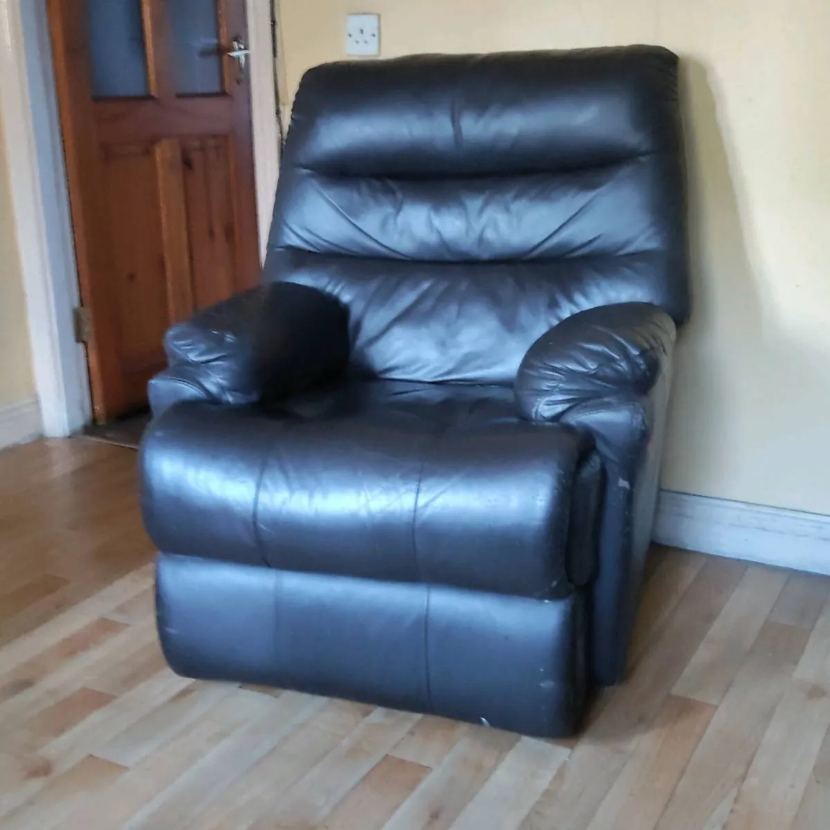 Pair of Reclining Armchairs. - Image 1