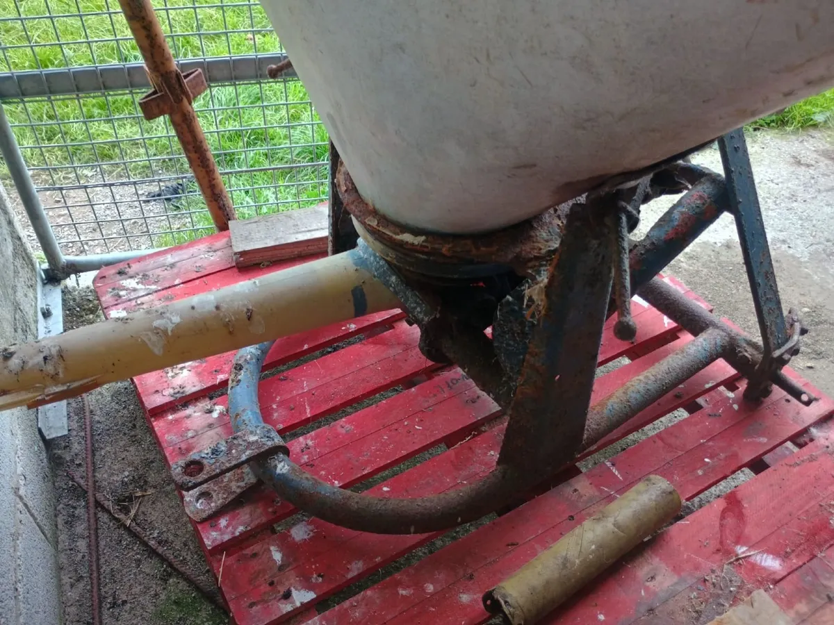 Fertiliser spreader - Image 1