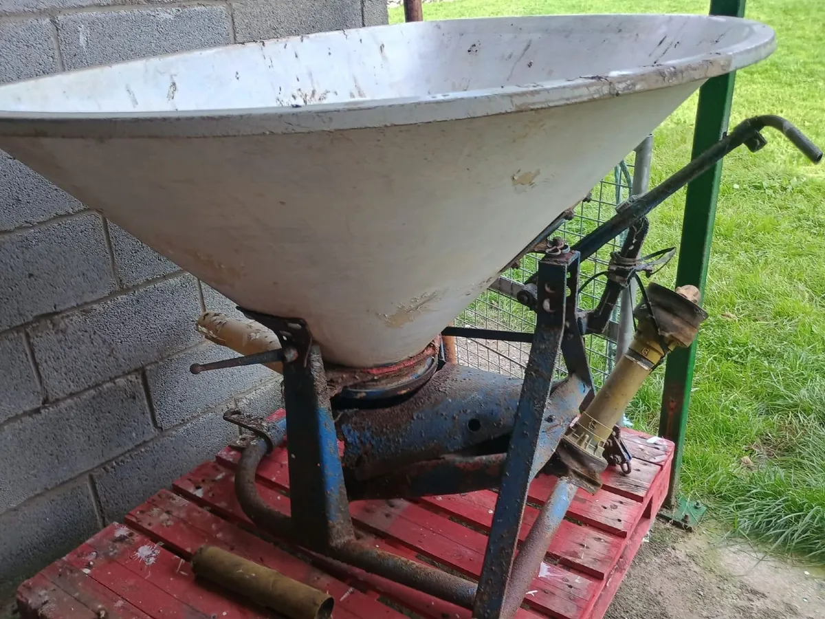 Fertiliser spreader - Image 2