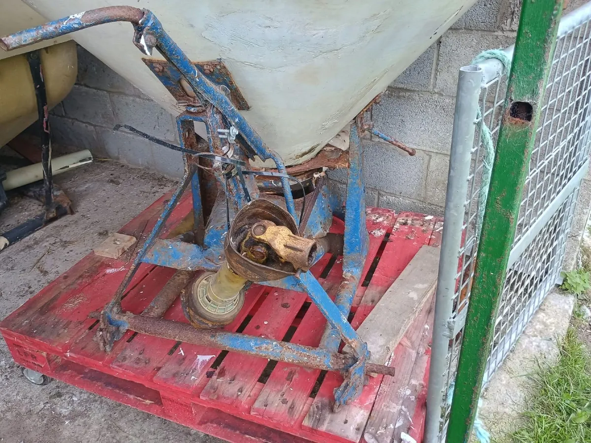 Fertiliser spreader - Image 3