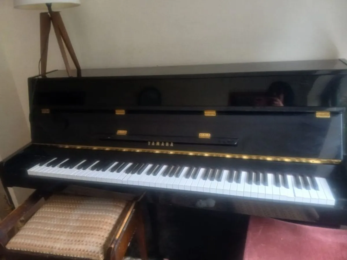 Yamaha E108 piano - Image 4