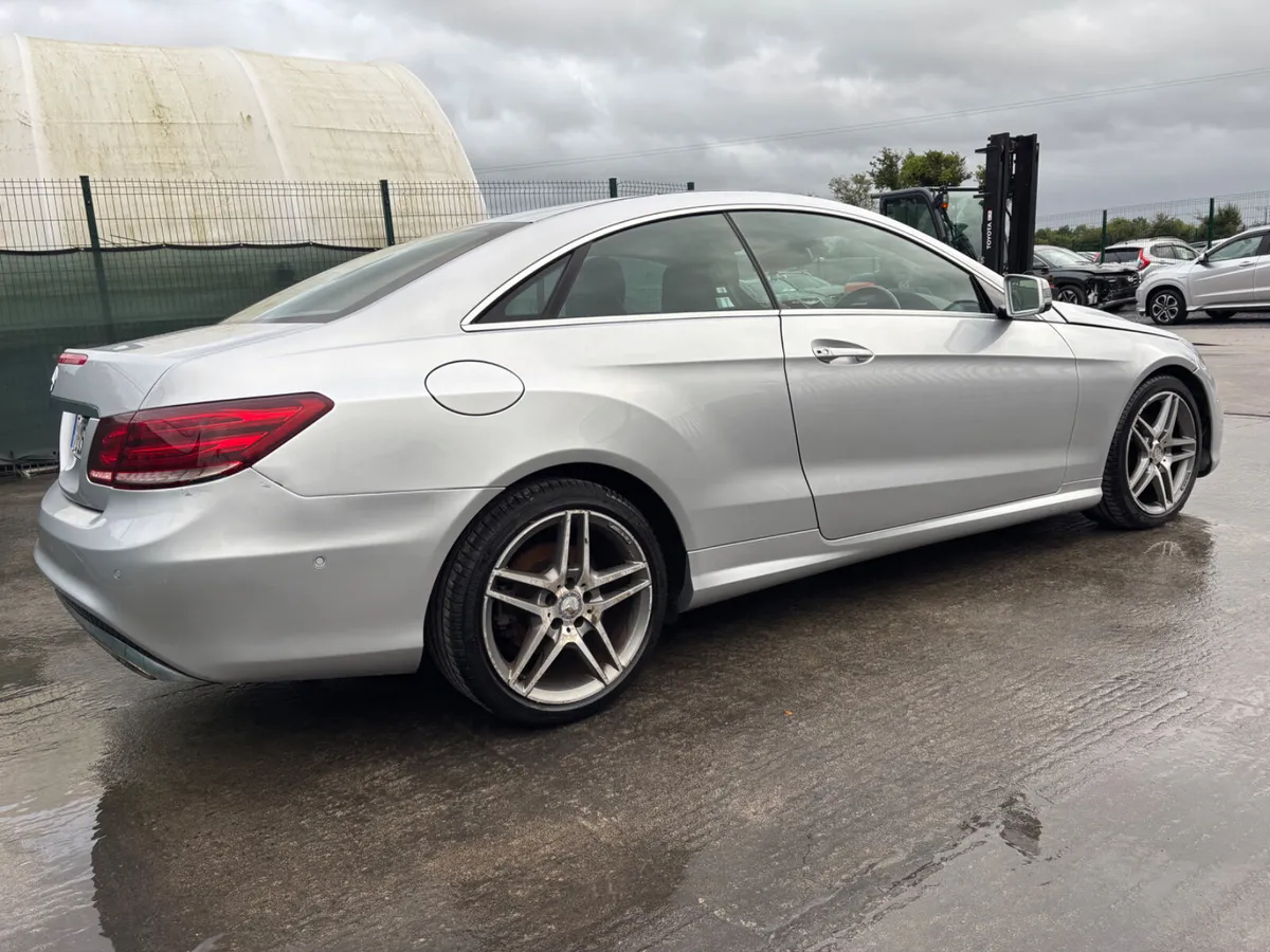 132 Mercedes E-Class  Coupe  E220  Amg Sport Autom - Image 3
