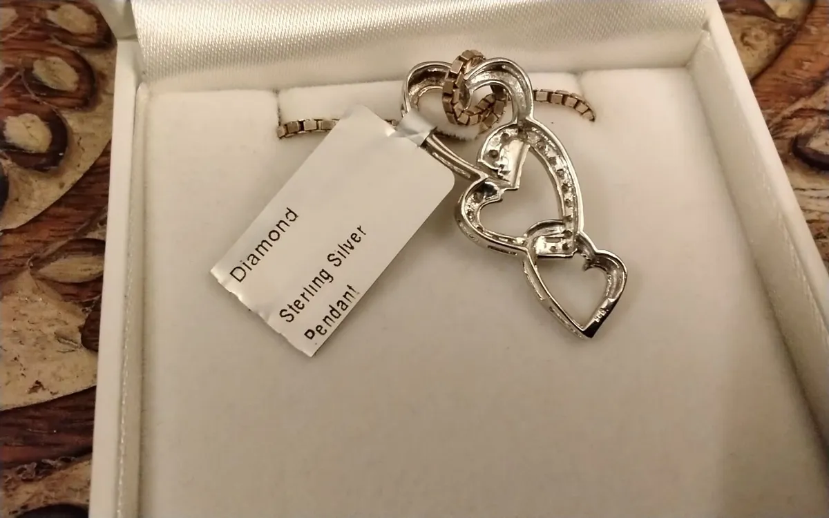 Diamond 0.30ct triple interlock hearts pendant 18" - Image 4