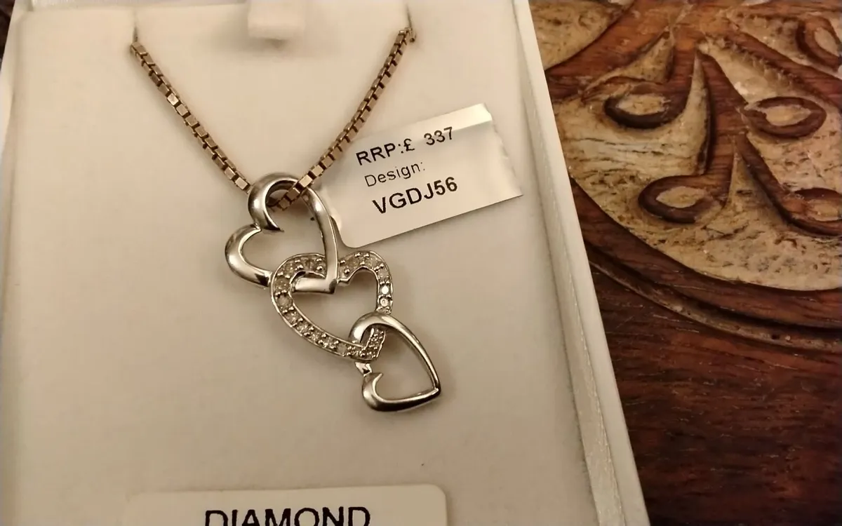 Diamond 0.30ct triple interlock hearts pendant 18" - Image 1