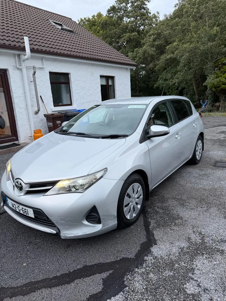 Toyota Auris 2014 - Image 2
