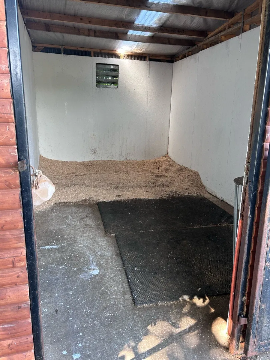 2X wooden frame stables - Image 2