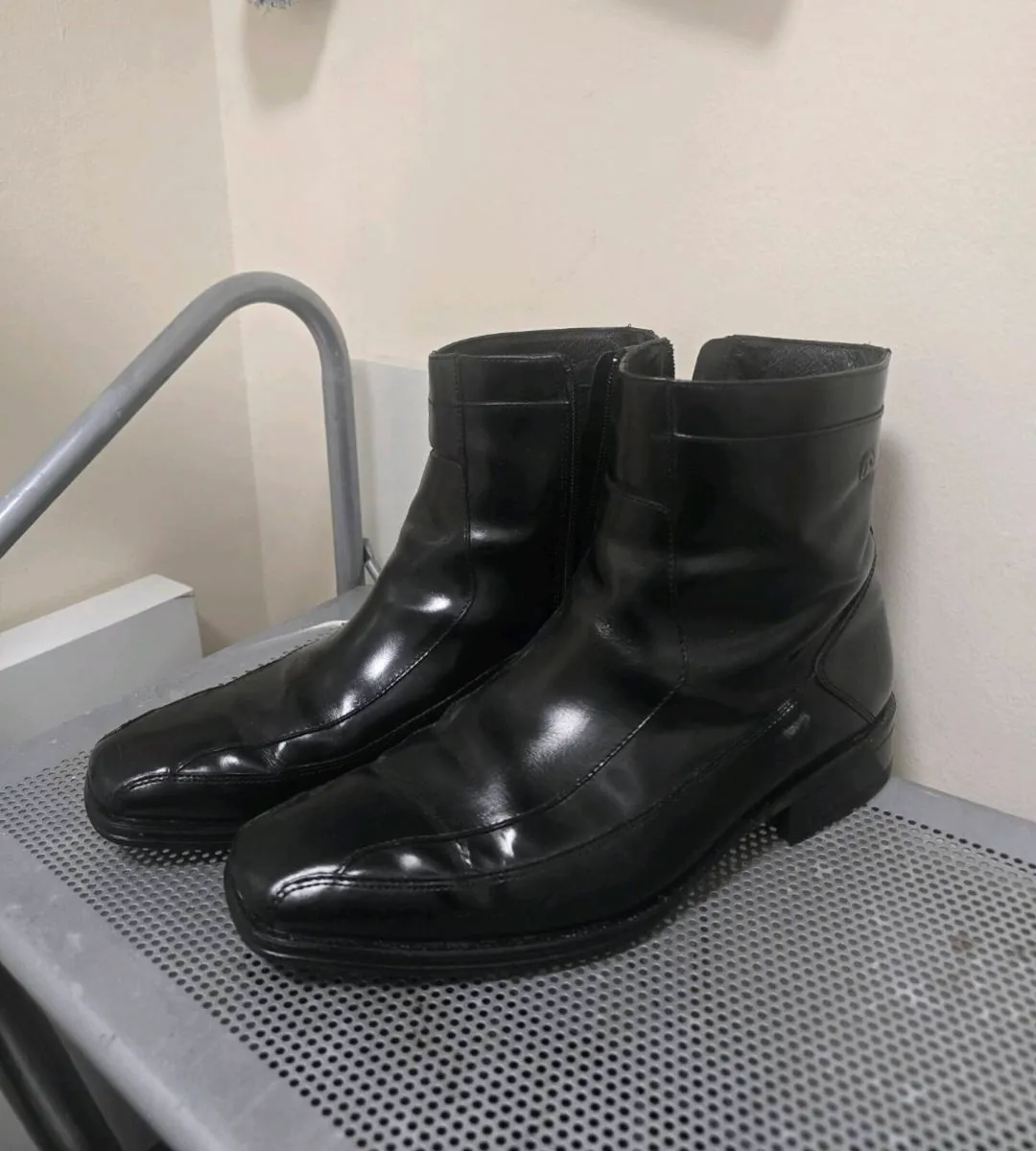 3 pairs of men's shoes, size 8 (or 42), in excelle - Image 1