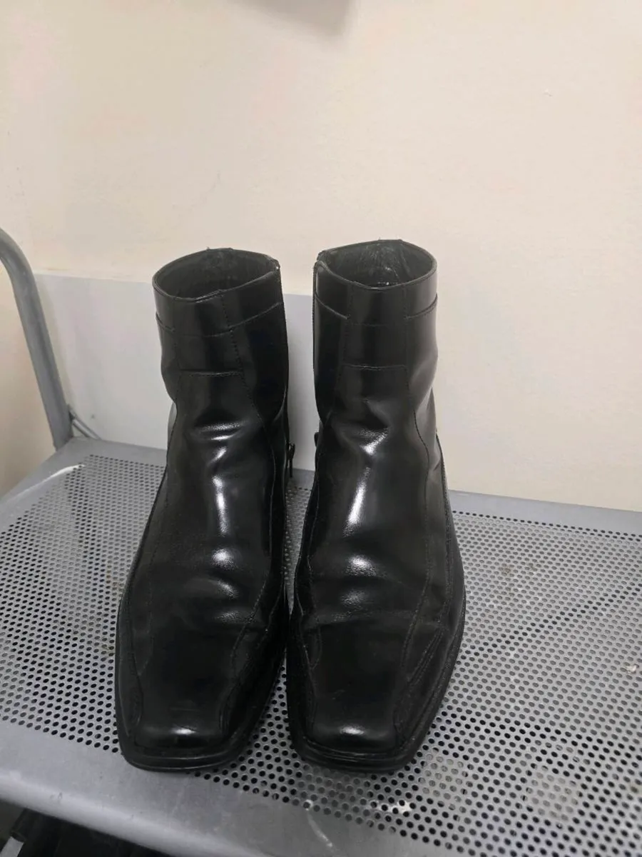 3 pairs of men's shoes, size 8 (or 42), in excelle - Image 3