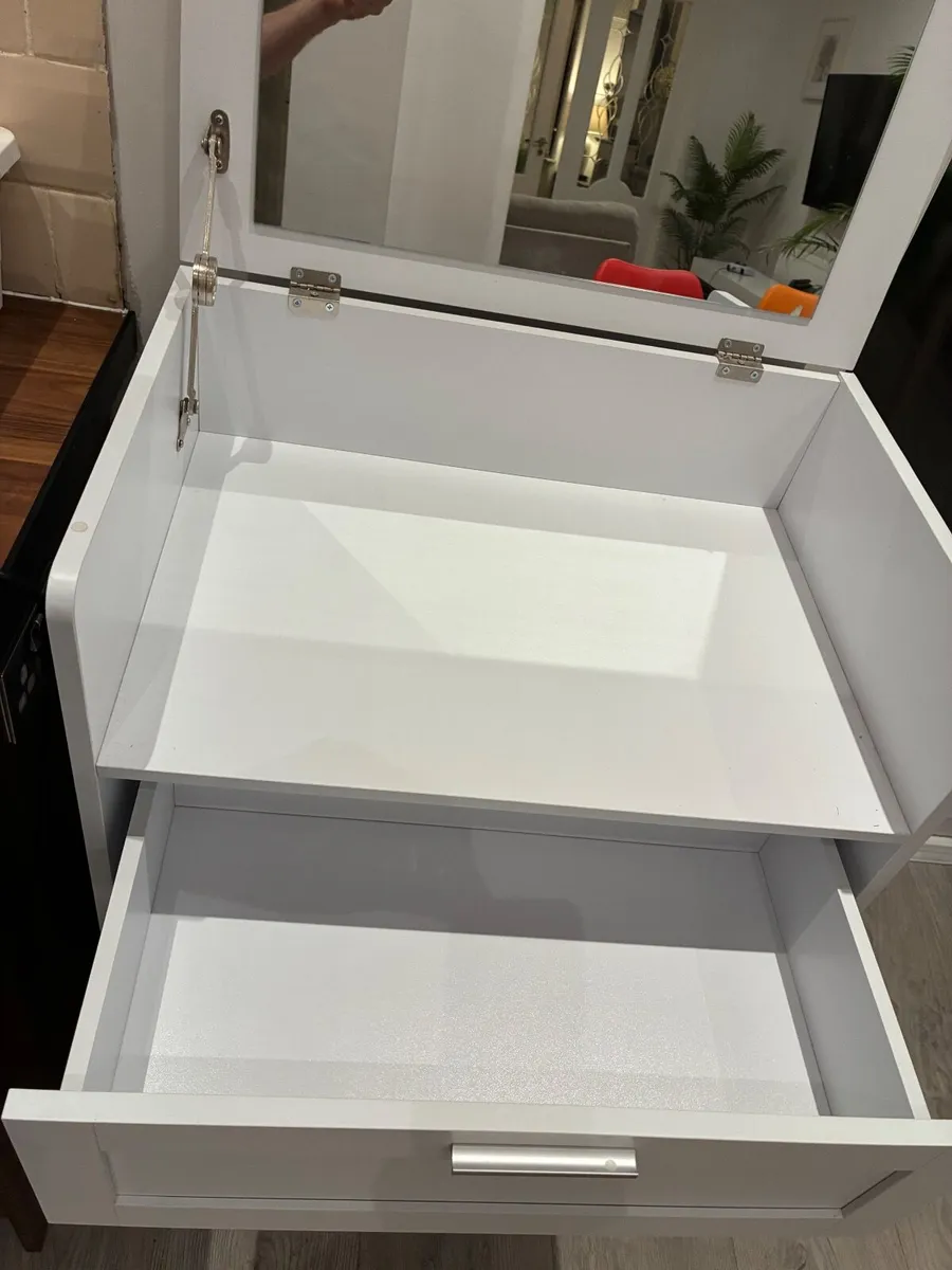 White, 4 drawer chest of drawers with mirror - Image 3