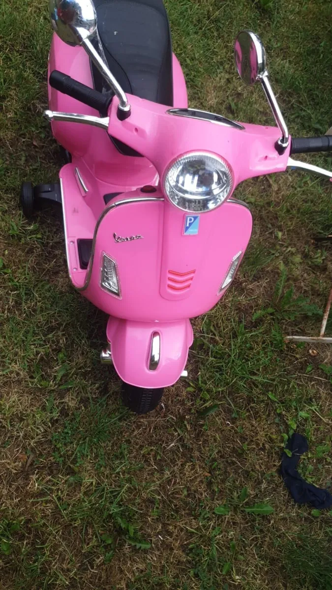 Vespa Scooter 7.2V Lithium Electric Ride On - Image 3