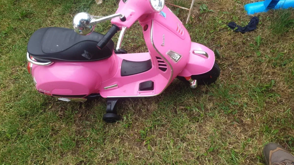 Vespa Scooter 7.2V Lithium Electric Ride On - Image 4
