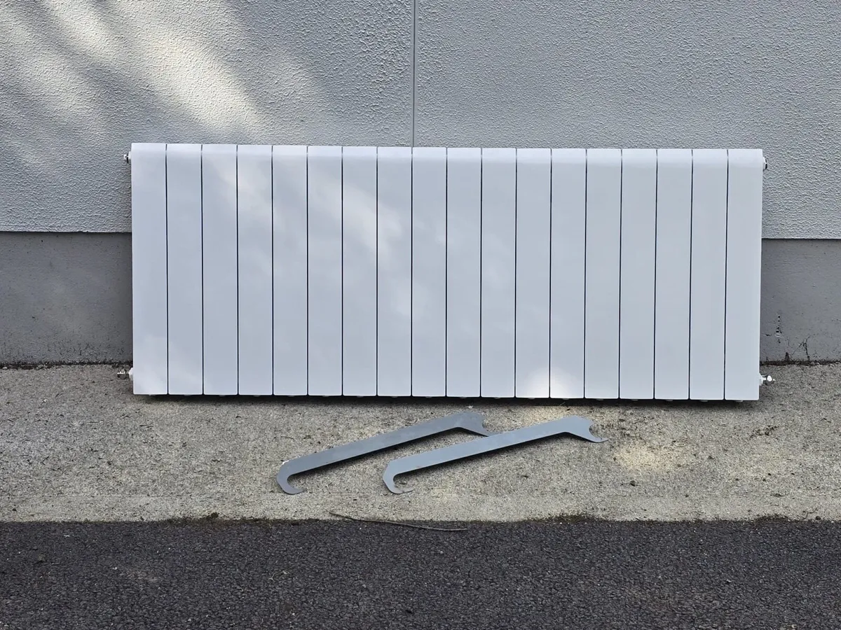 18 panel aluminium radiator with wall brackets - Image 1