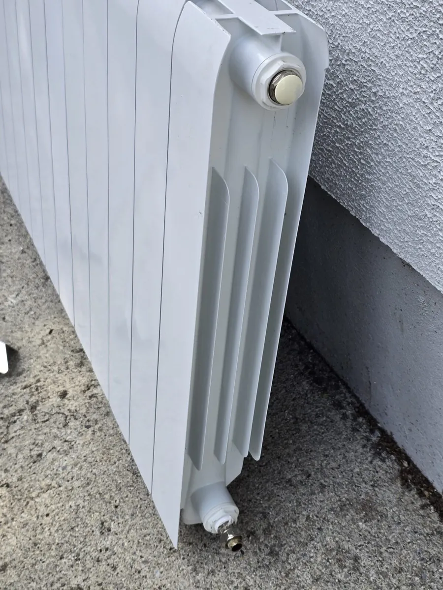 18 panel aluminium radiator with wall brackets - Image 2