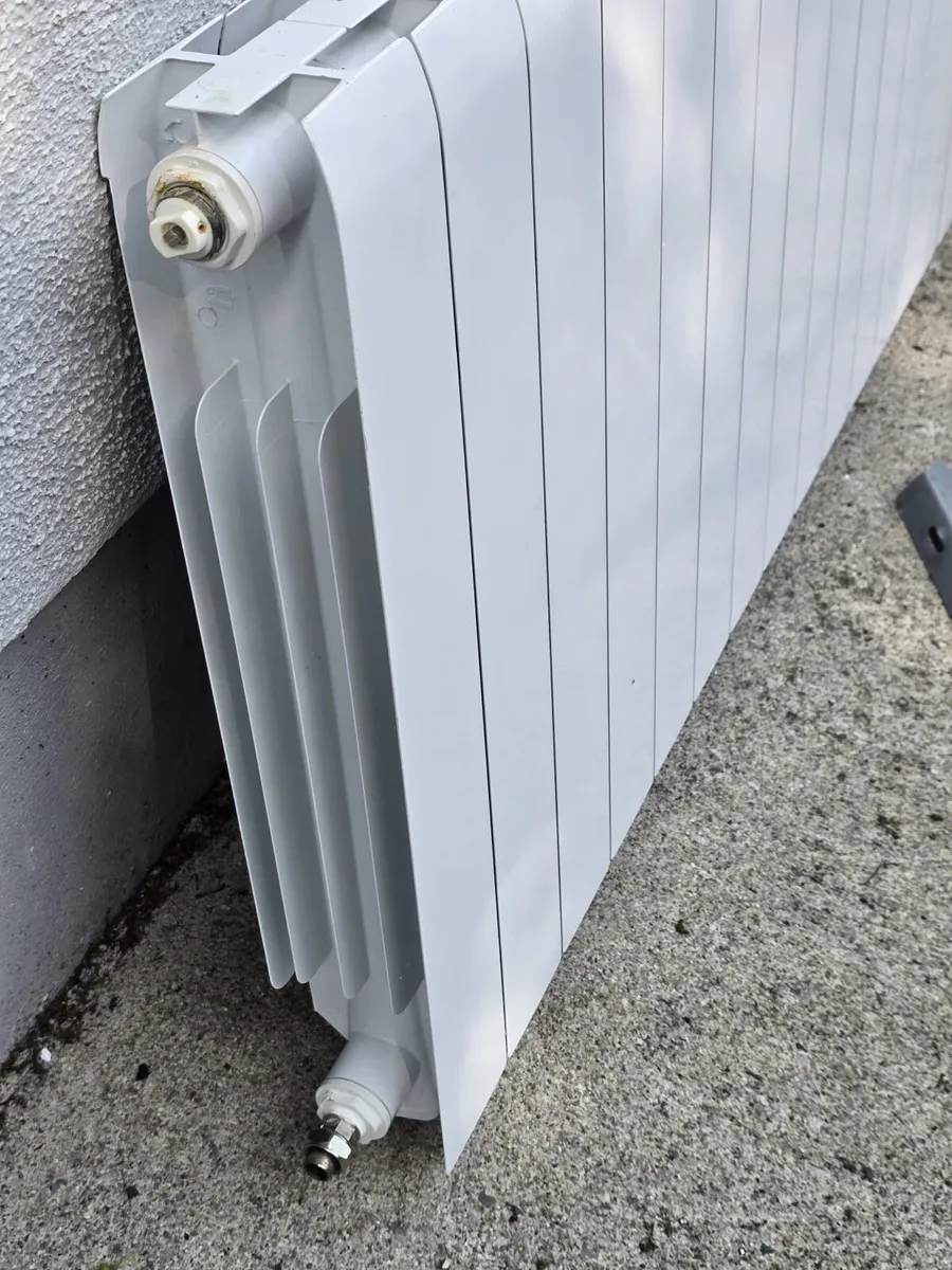 18 panel aluminium radiator with wall brackets - Image 3