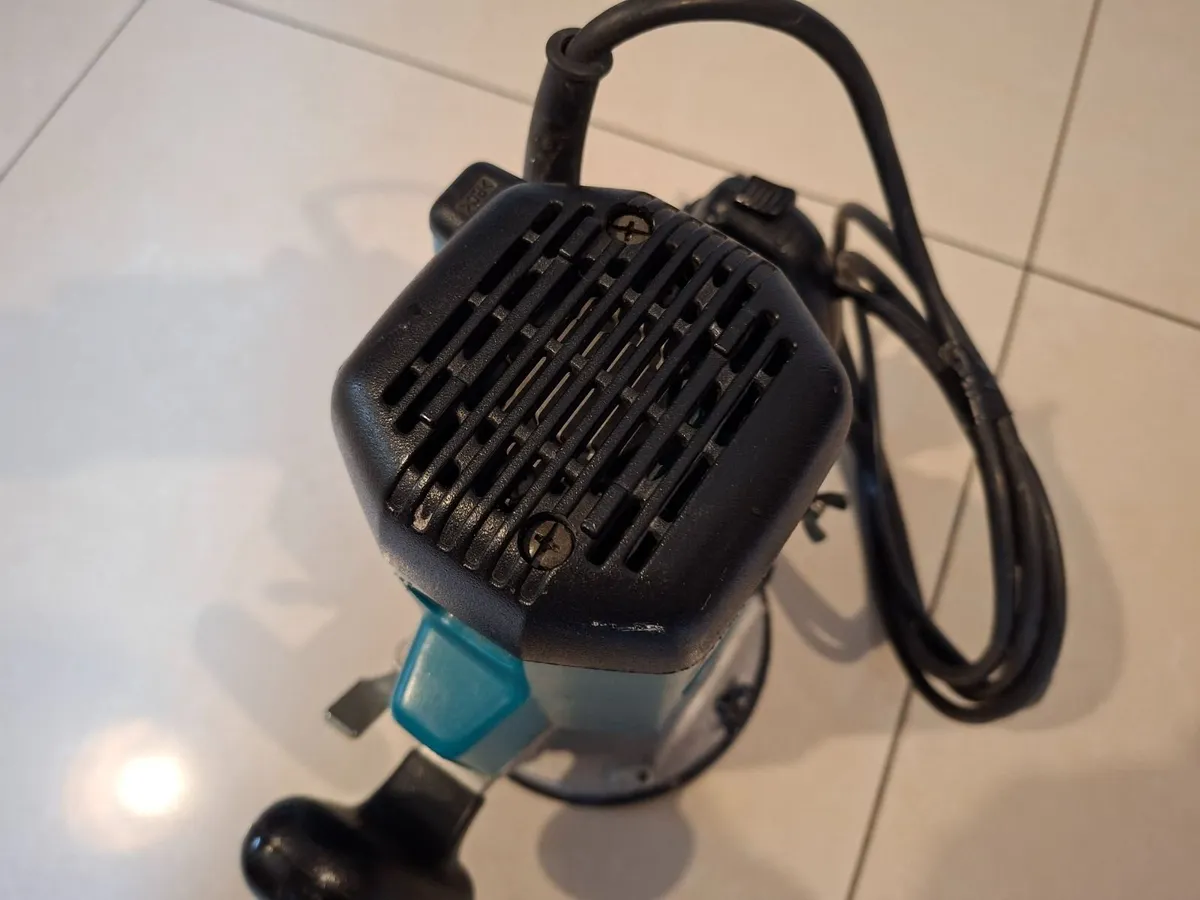 Makita 3612 Plunge Router 240v - Image 3