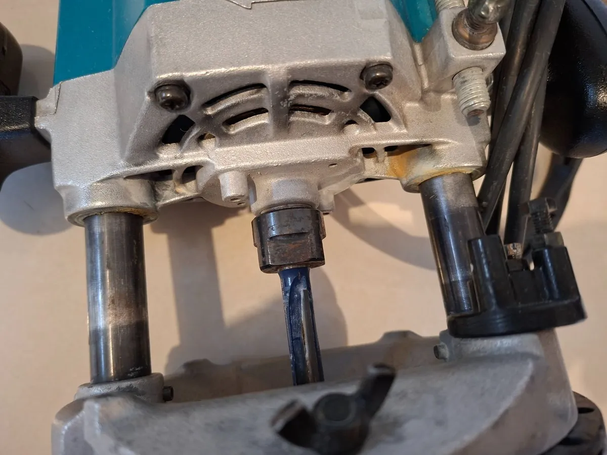 Makita 3612 Plunge Router 240v - Image 4