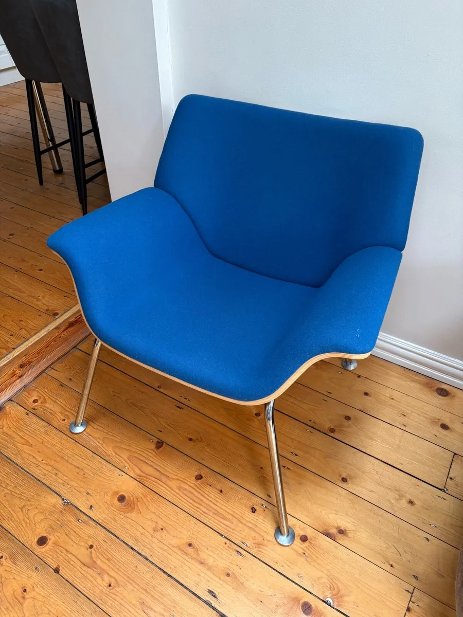 Two blue Herman Millar swoop chairs - Image 2