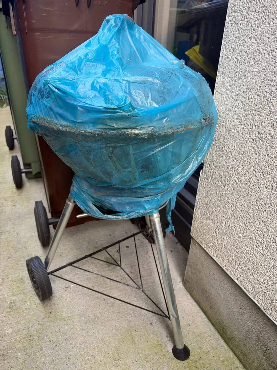 Charcoal Kettle BBQ Grill with Wheels