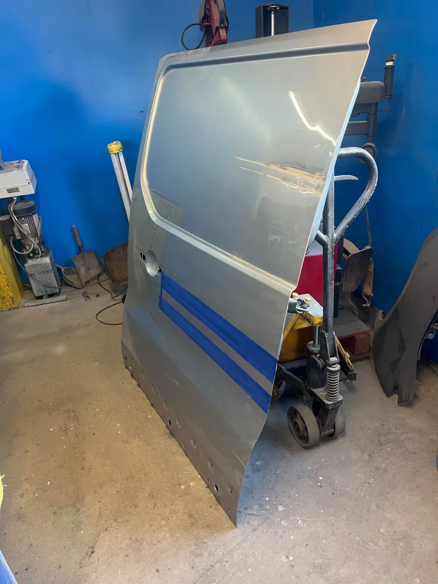 261 nissan primestar  door - Image 3