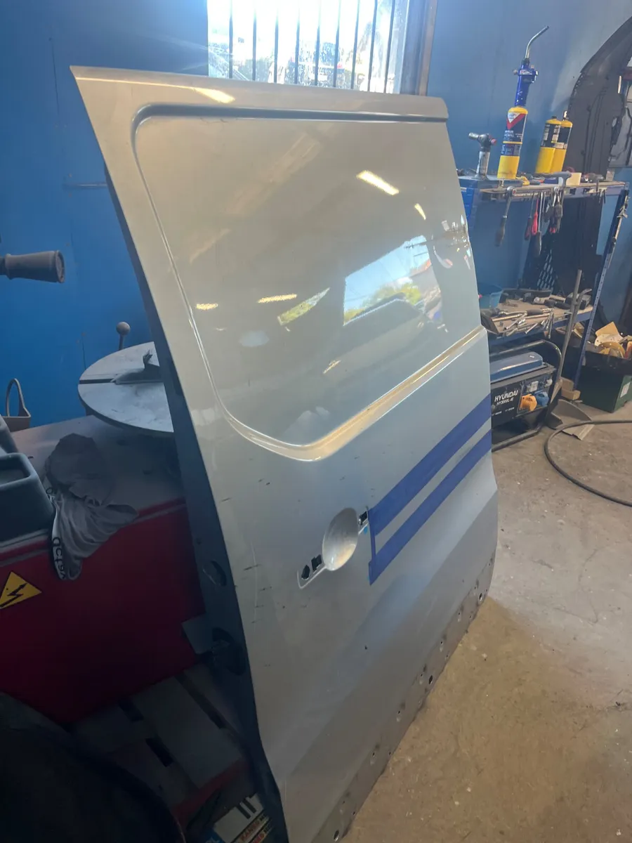 261 nissan primestar  door - Image 1