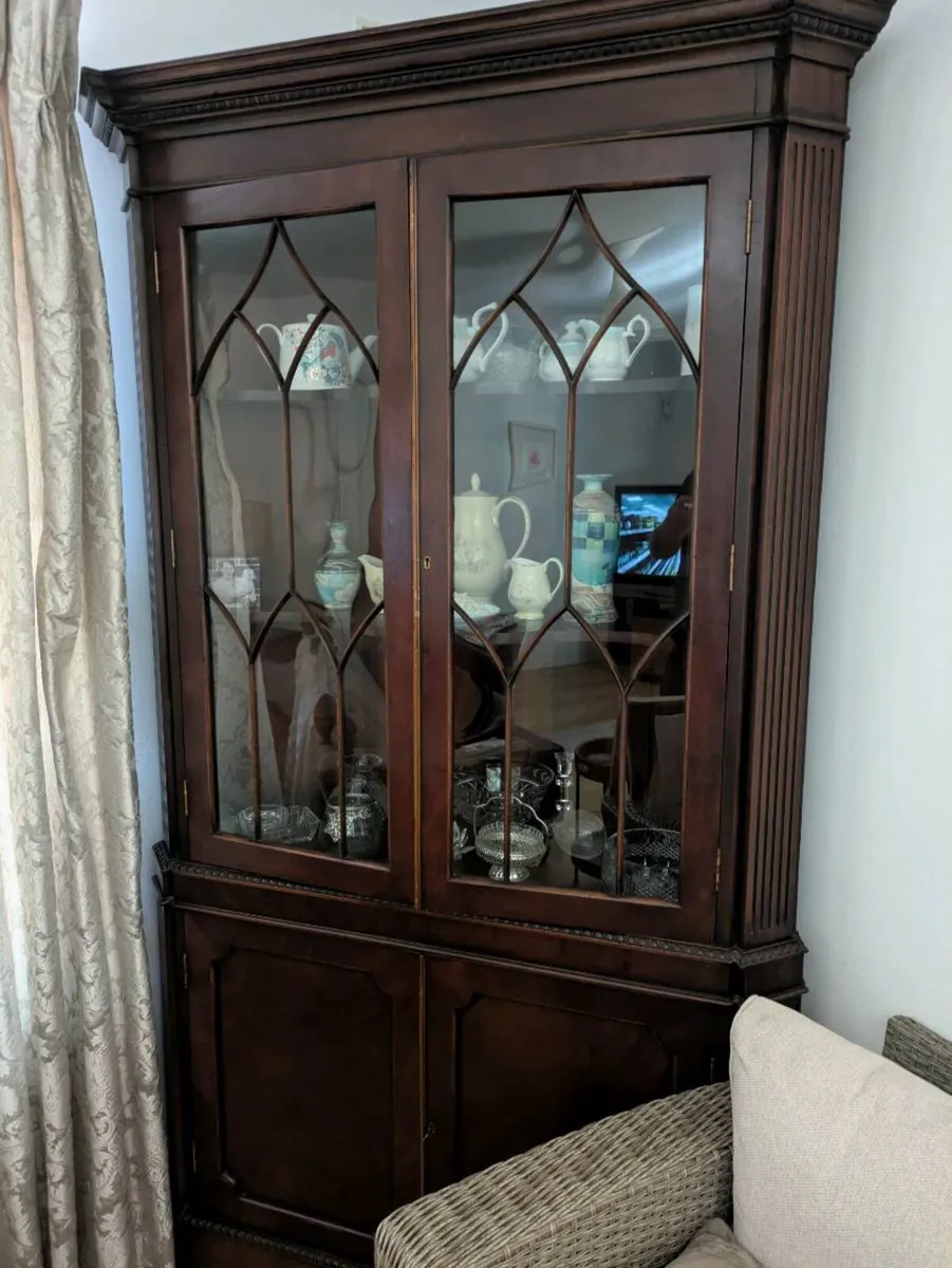 Corner cabinet