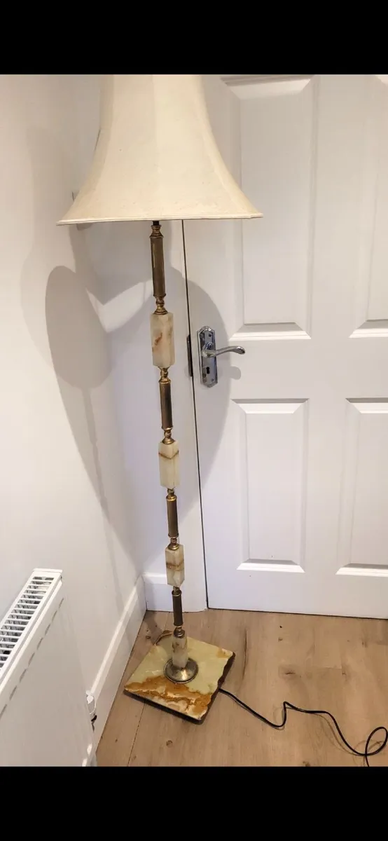 Marble and brass floor lamp - Image 3
