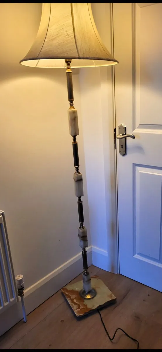 Marble and brass floor lamp - Image 4
