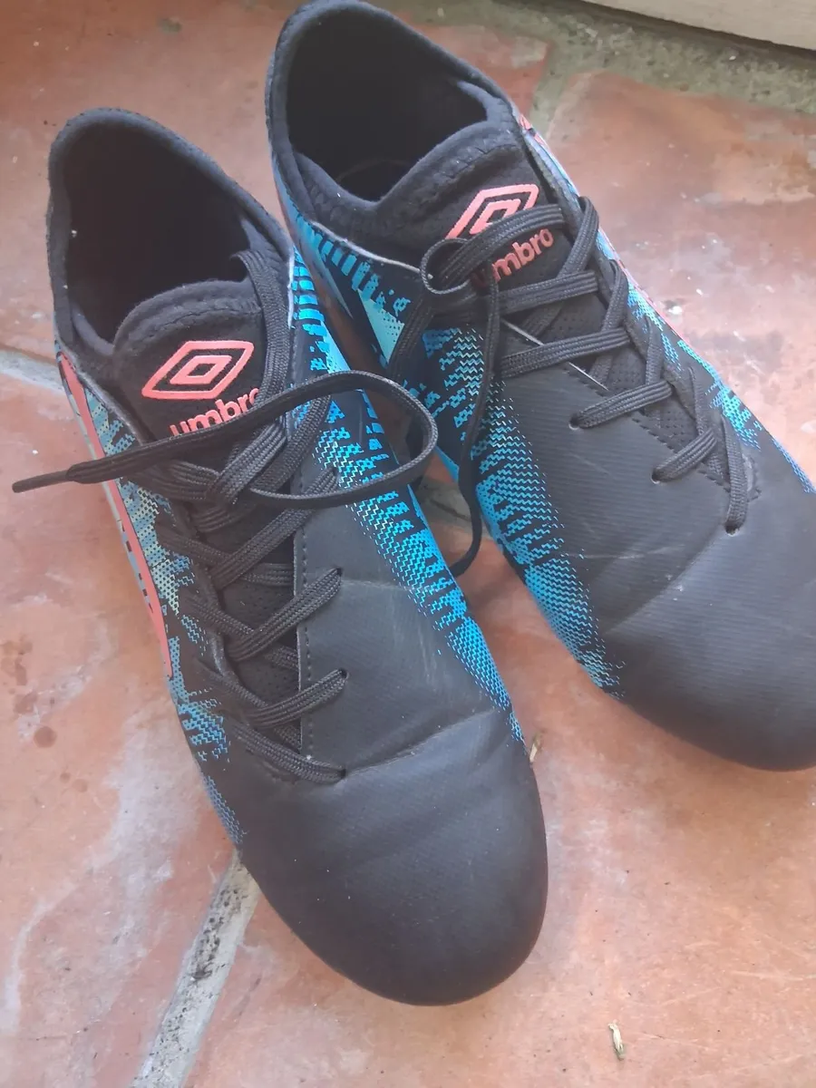 Kids Umbro Junior football boots - Image 1