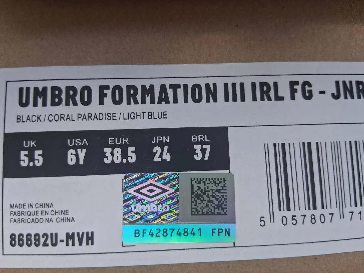Kids Umbro Junior football boots - Image 3
