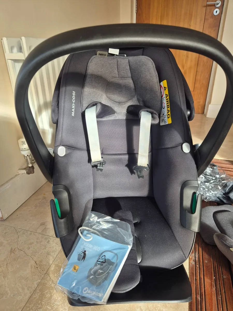 Maxi cosi pebble with 360 base - Image 1