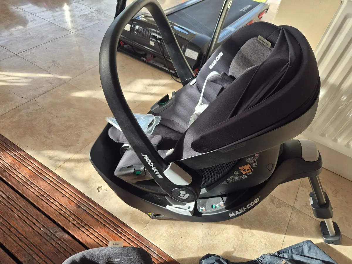 Maxi cosi pebble with 360 base - Image 2