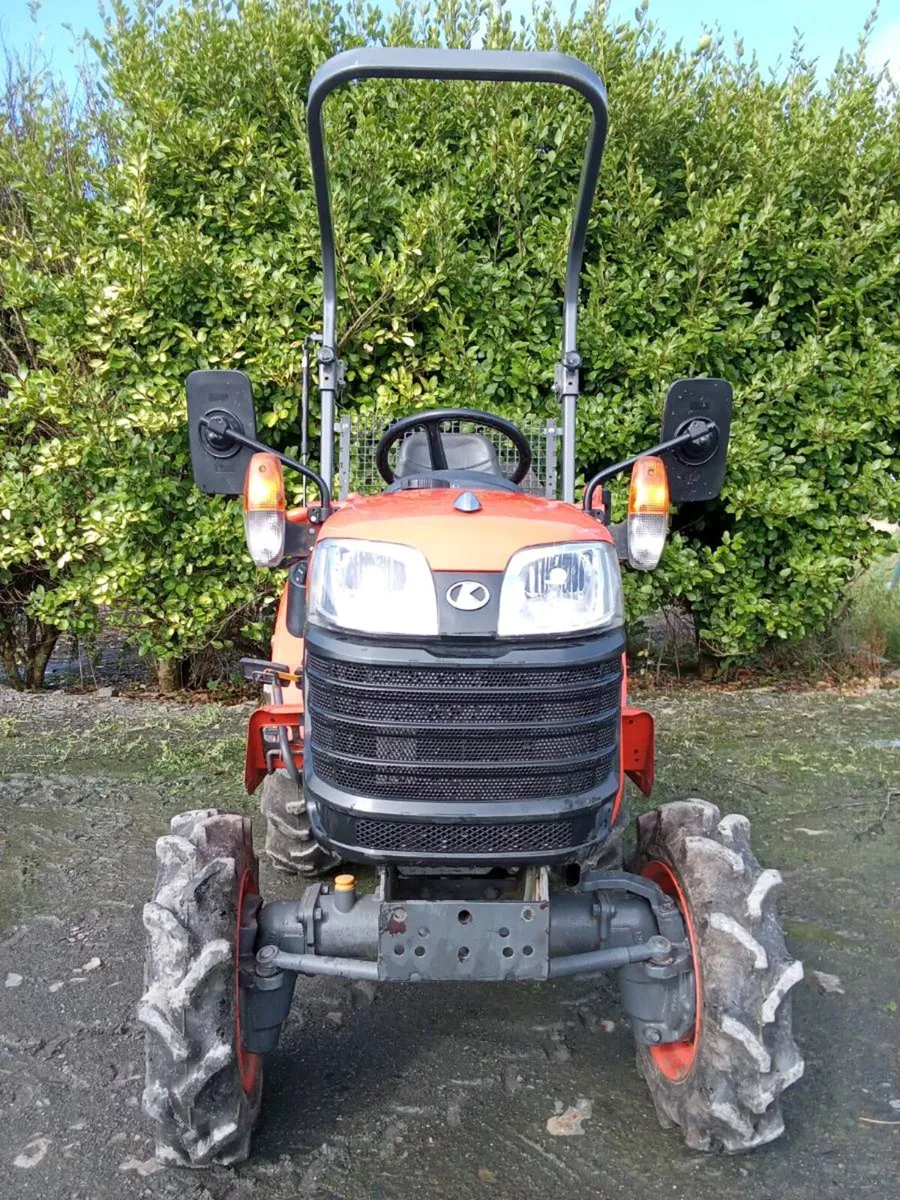 Compact tractor - Image 2