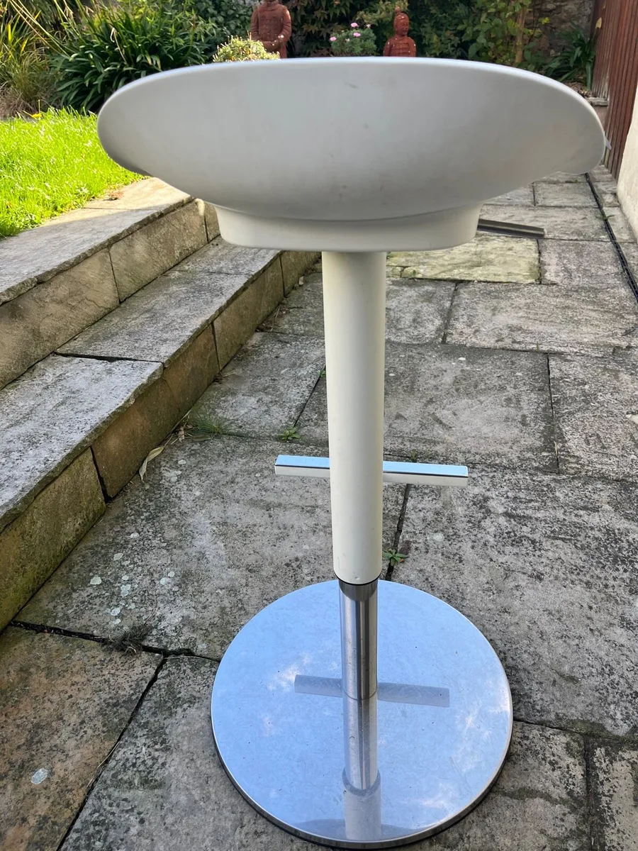3 adjustable bar stools - Image 2