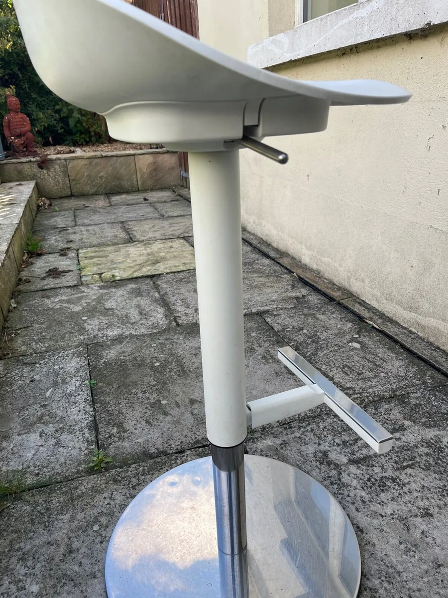 3 adjustable bar stools - Image 3