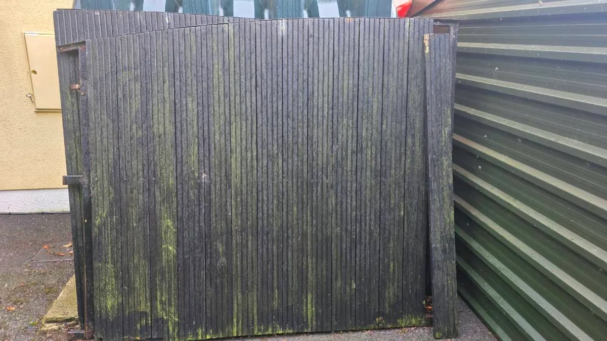 House gates - Image 1