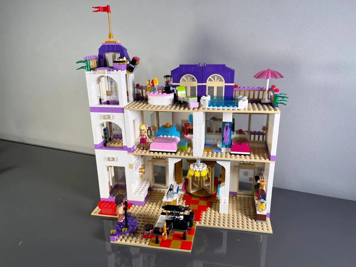 LEGO Friends Heartlake Grand Hotel 41101 - Image 2