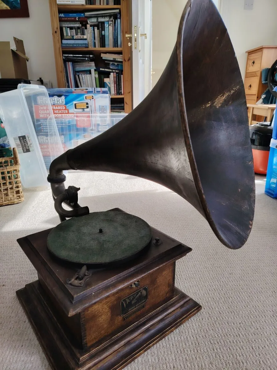 Antique record player - Image 1