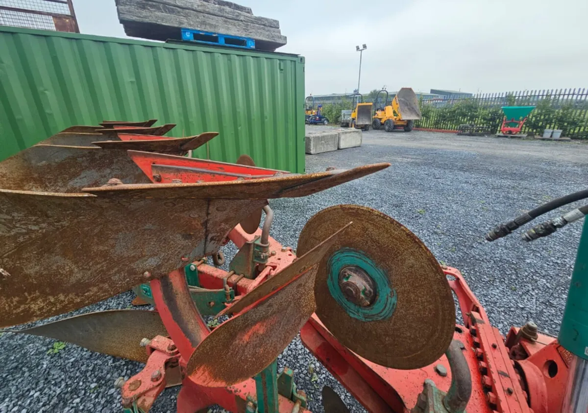 KVERNELAND EM85 REVERSIBLE PLOUGH - Image 4