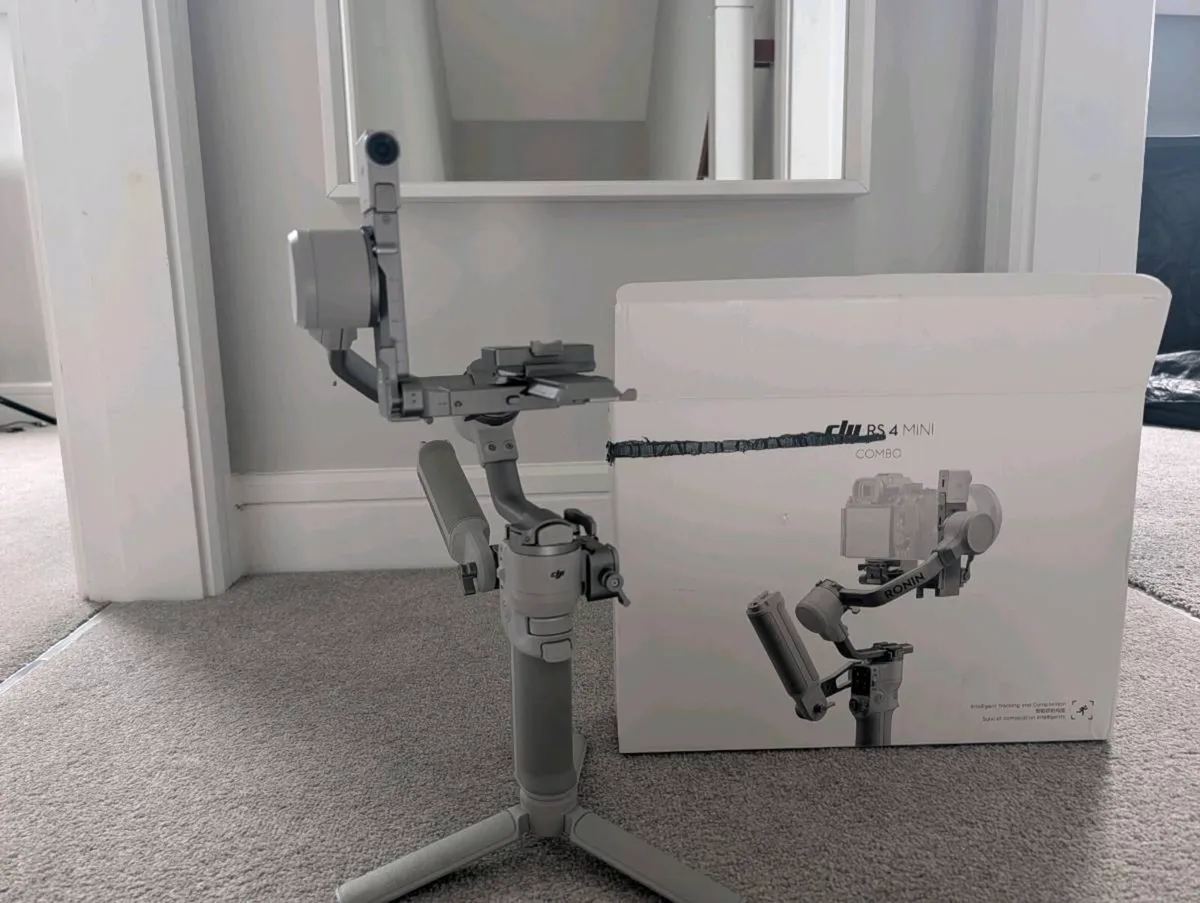 DJI RS 4 Mini Combo – Gimbal Stabiliser - Image 1