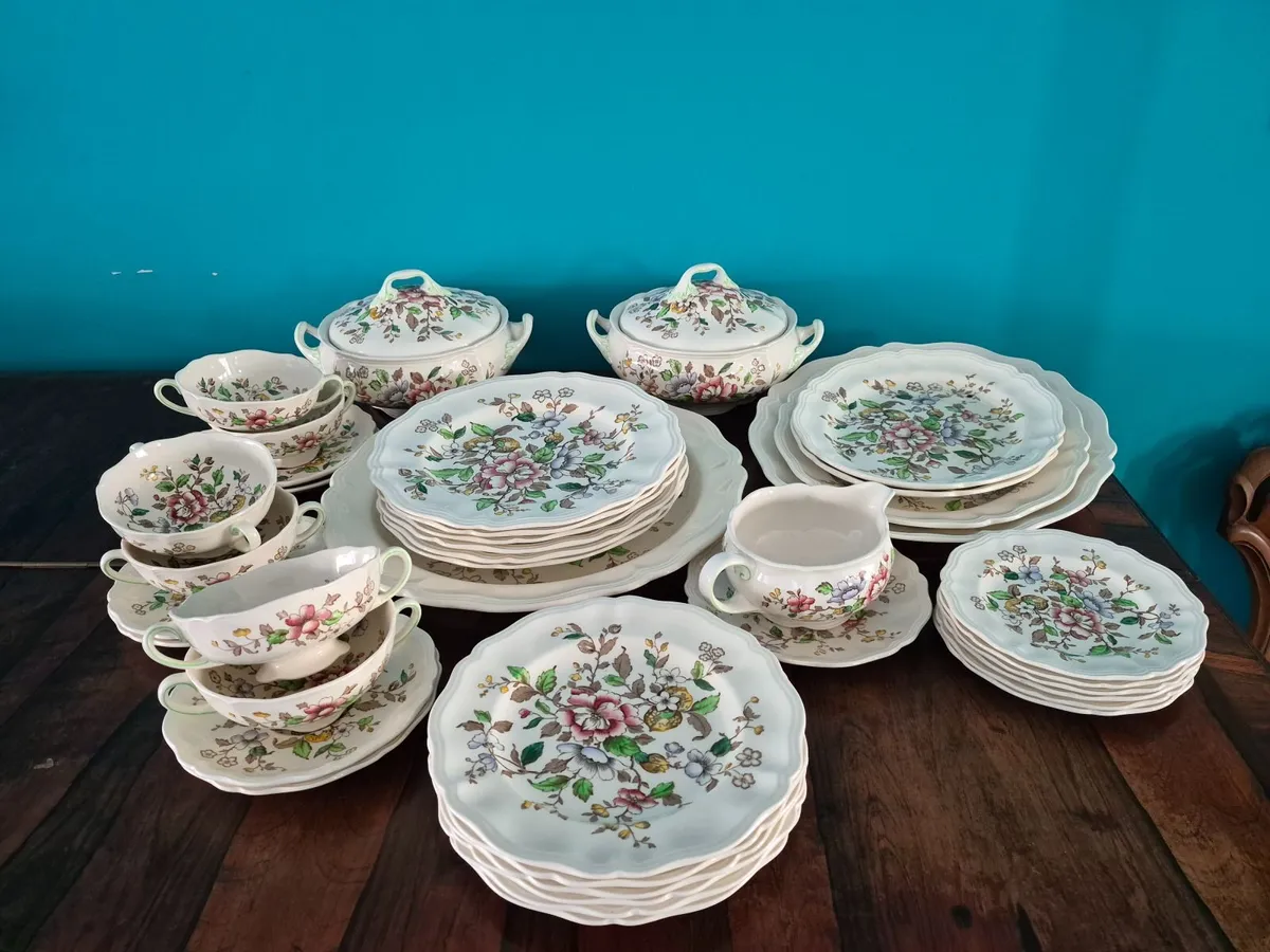 Royal Doulton D6195 Floral Multicolour Dinner 41pc - Image 3