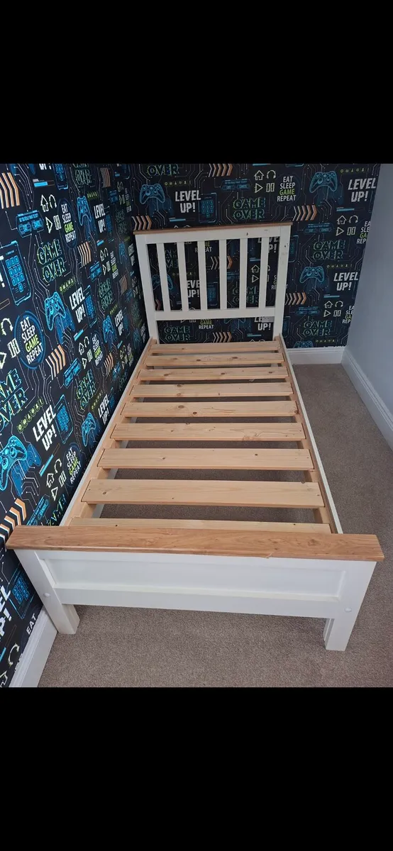 Single bed - Image 1