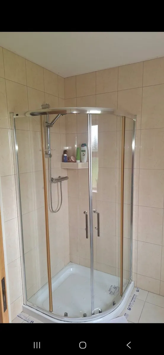 Thermostatic shower, quadrant shower door & tray - Image 1