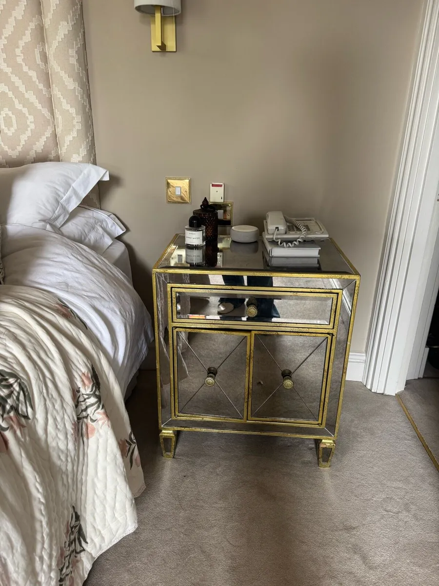 Bedroom furniture set - Image 1