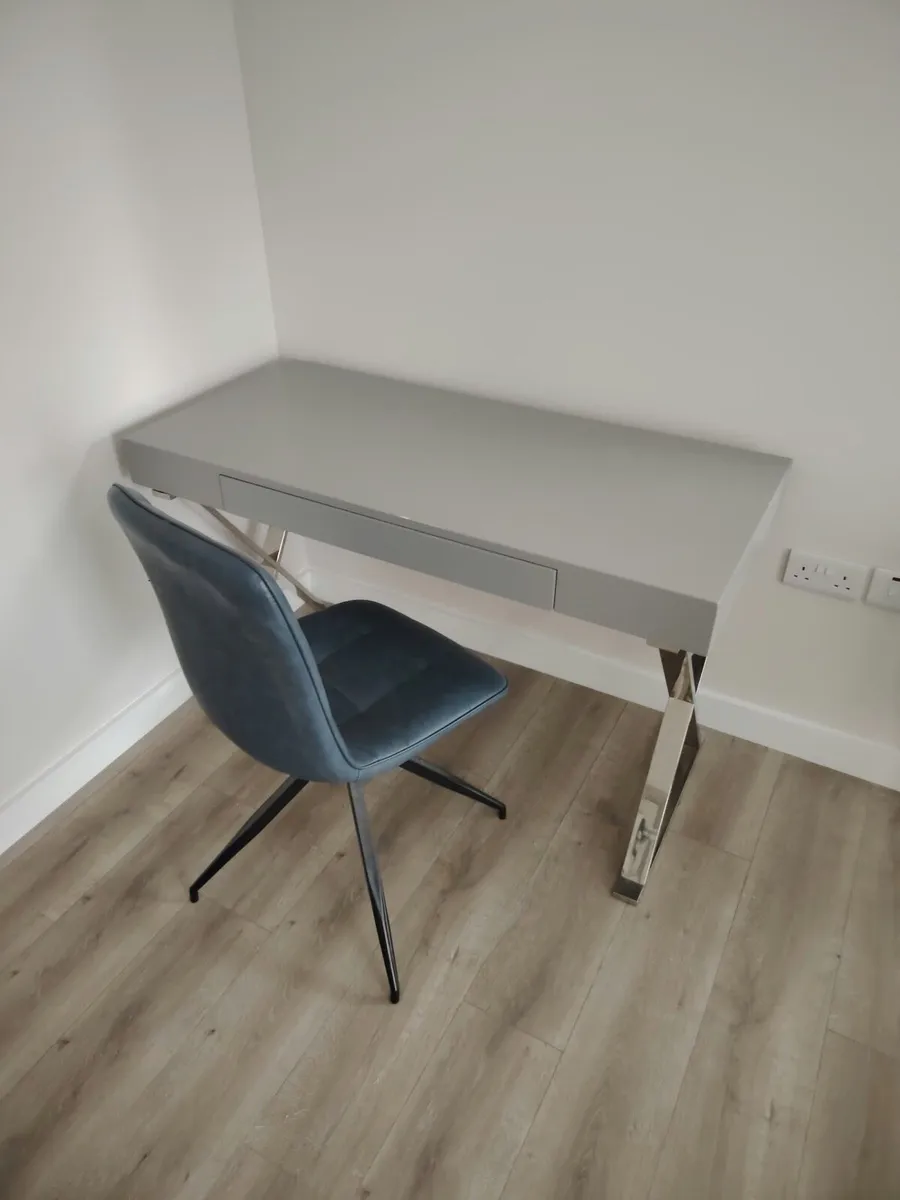 Desk and chair - Image 1